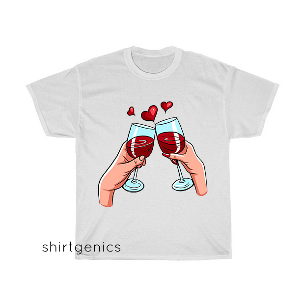 Couple in love two hands clinking red wine glasses T-Shirt EL22D0